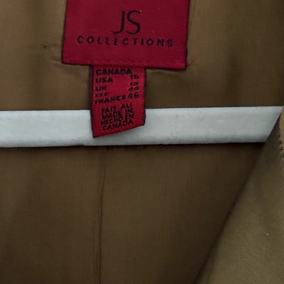 “Vintage-Inspired Satin Blazer with Pearl Buttons – Olive Green” - Picture 3 of 5